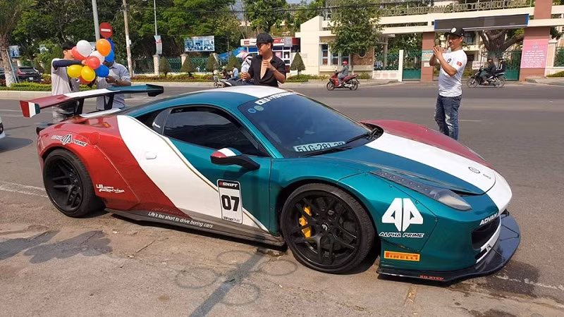 Mỹ Nhung và Minh Hoàng đã sử dụng 1 chiếc ôtô Ferrari 458 làm xe rước dâu và đi hộ tống là 22 chiếc xe moto gồm: Ducati V4s, Aprilia rsv4, Suzuki gsx s1000, Honda cbr1000rr,… và đặc biệt là 3 chiếc Kawasaki H2 trong khi tại Việt Nam chỉ có 5 chiếc loại này