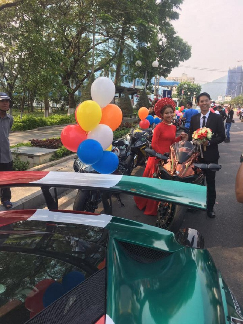 Mỹ Nhung - Minh Hoàng yêu nhau được 1 năm thì đi tới kết hôn. Chính sự trưởng thành, điềm đạm, biết quan tâm, chiều chuộng và nhường nhịn người yêu ở Hoàng đã khiến Nhung tin tưởng chọn anh làm người bạn đời. Cô luôn có cảm giác bờ vai ông xã là chỗ dựa vững chắc cho cô tựa vào.