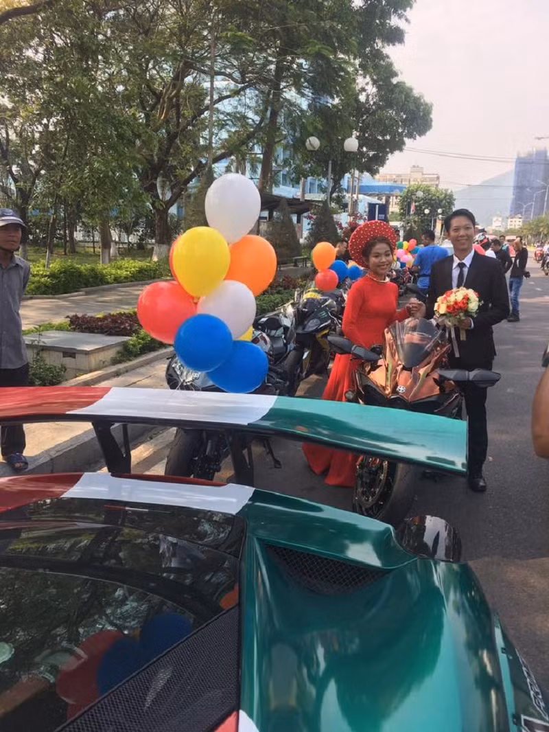 Mỹ Nhung - Minh Hoàng yêu nhau được 1 năm thì đi tới kết hôn. Chính sự trưởng thành, điềm đạm, biết quan tâm, chiều chuộng và nhường nhịn người yêu ở Hoàng đã khiến Nhung tin tưởng chọn anh làm người bạn đời. Cô luôn có cảm giác bờ vai ông xã là chỗ dựa vững chắc cho cô tựa vào.