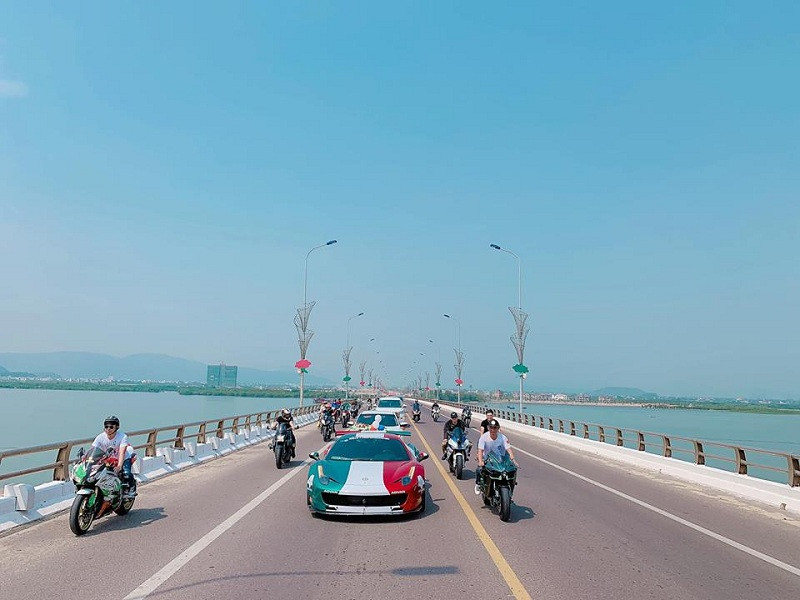 Chủ nhân của đám cưới với đoàn rước dâu siêu xe này là chú rể Lê Minh Hoàng (SN 1989) và cô dâu Võ Đông Mỹ Nhung (1998), sống tại quận Phú Nhuận, TP HCM.