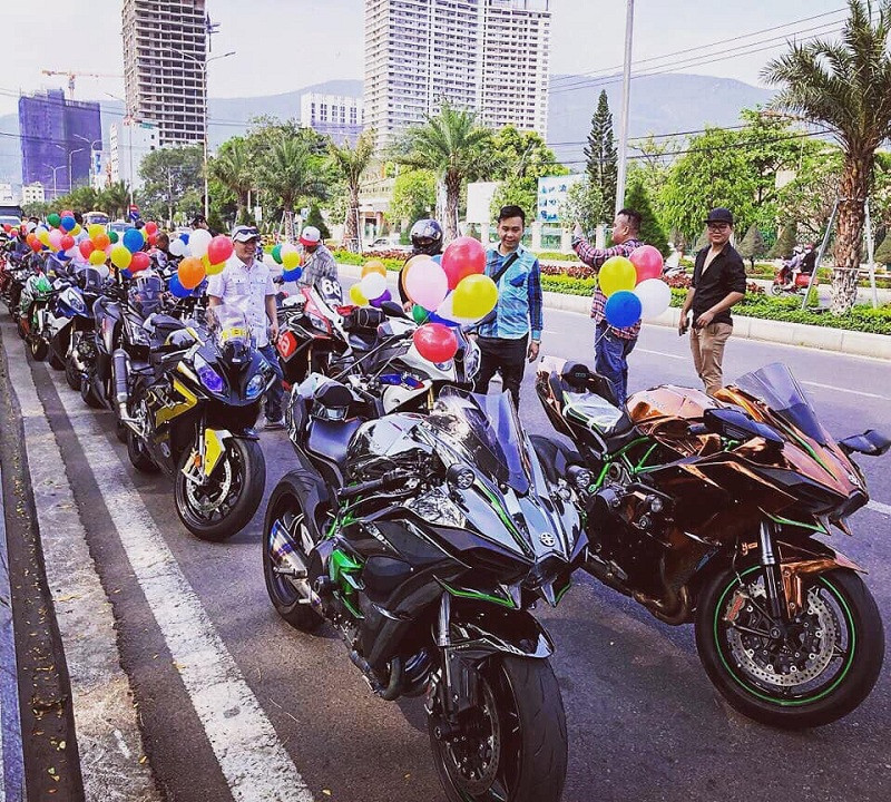 Đoàn siêu xe rước dâu này đã vượt qua hành trình từ Sài Gòn để diễu hành quanh thành phố Quy Nhơn.