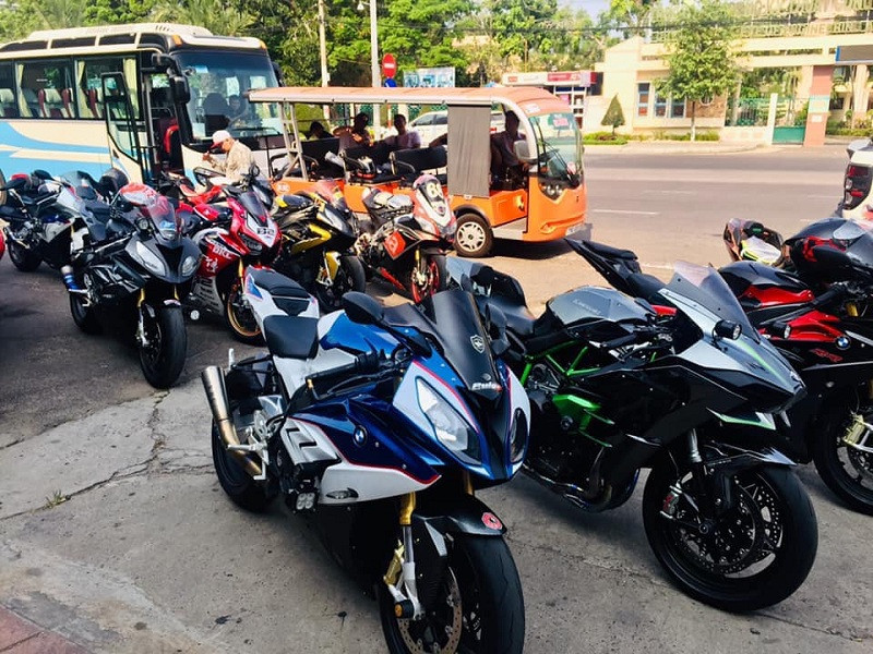 Ngoài màn đón dâu 'khủng' bên dàn siêu xe, đám cưới của cặp đôi còn được tổ chức hoành tráng, linh đình tại khách sạn sang trọng với số lượng khách mời lên tới gần 1000 người.