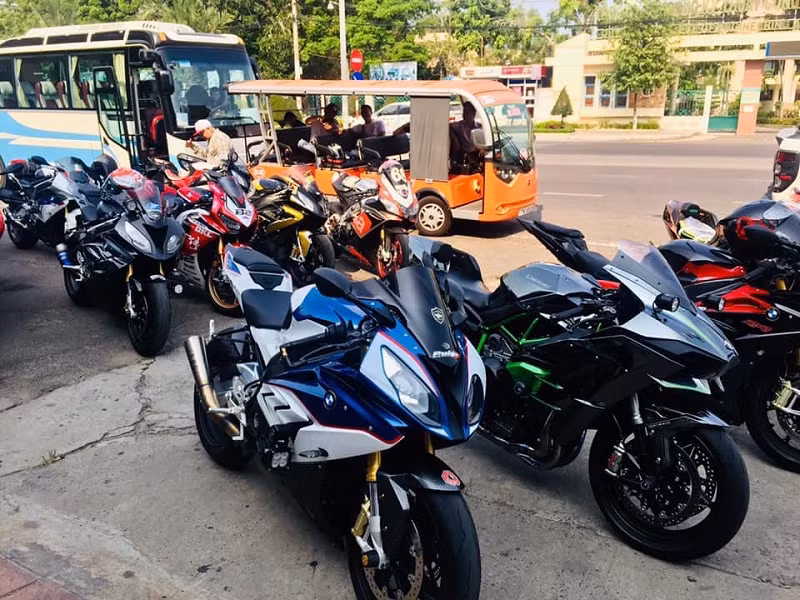 Ngoài màn đón dâu 'khủng' bên dàn siêu xe, đám cưới của cặp đôi còn được tổ chức hoành tráng, linh đình tại khách sạn sang trọng với số lượng khách mời lên tới gần 1000 người.