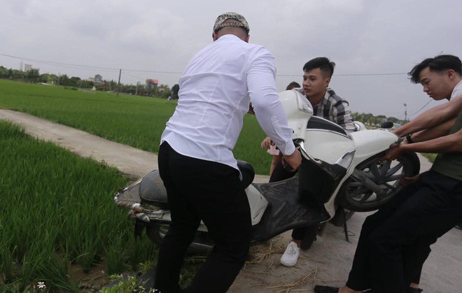 Nhìn những bức ảnh chụp lại hiện trường tai nạn thì có thể hai cô gái này đi xe máy và không cẩn thận phi xe xuống ruộng, toàn bộ quần áo lấm lem bùn đất. May mắn là cả hai đều không gặp phải chấn thương gì quá nghiêm trọng.