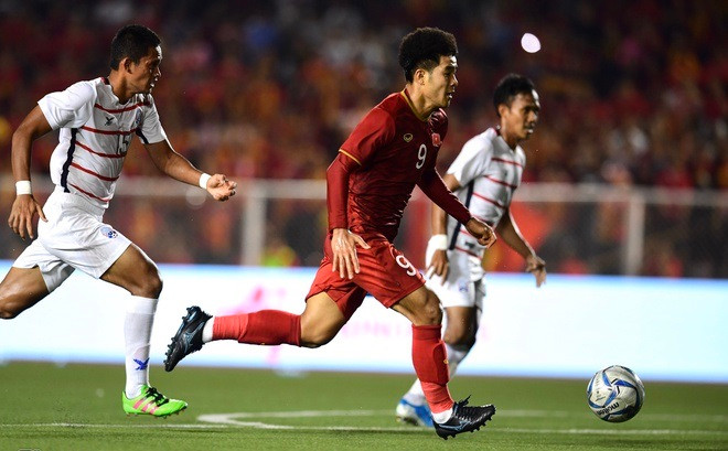 Trong trận đấu của đội tuyển U22 Việt Nam, Đức Chinh là cái tên đáng chú ý nhất khi chính anh là người kiến tạo như đặt để Tiến Linh đánh đầu mở tỷ số.