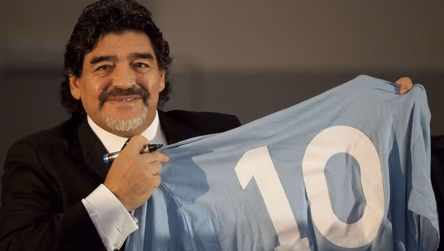 Từng thi đấu và làm nên thời kỳ vàng son cho CLB Napoli từ năm 1984 - 1991, Diego Maradona đã được BLĐ đội bóng nước Italy tưởng thưởng bằng cách treo vĩnh viễn chiếc áo đấu số 10 đấu của ông và không ai thừa hưởng.