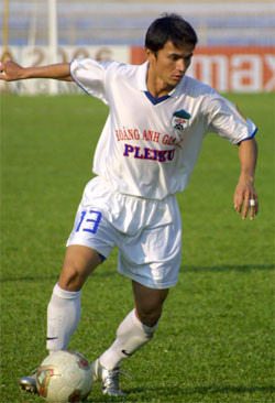 Kiatisuk từng thi đấu cho CLB Hoàng Anh Gia Lai từ năm 2001 - 2006, nhằm tôn vinh những đóng góp của danh thủ người Thái này, đội bóng phố Núi đã quyết tâm cất đi chiếc áo đấu số 13 mà cầu thủ này từng mặc.