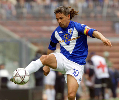 Roberto Baggio hay con được biết tới biệt danh "đuôi ngựa thần thánh" từng thi đấu rất thành công trong màu áo của CLB Brescia từ năm 2000 - 2004. Chính ông là nhân tố giúp đội bóng được đánh giá tầm trung này bay cao tại Serie A thời gian đó. Để tưởng thưởng cho công lao của cựu tuyển thủ người Italia này, đội bóng Brescia đã treo vĩnh viễn số áo đấu cầu thủ này.