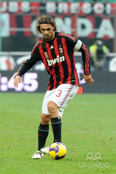 Khán giả bóng đá thế giới sẽ không còn thấy chiếc áo đấu số 3 của CLB AC Milan trên sân cỏ vĩnh viễn. Bởi BLĐ nửa đỏ thành Milan đã dùng nó để tôn vinh Paulo Maldini, một trung vệ xuất sắc của họ.