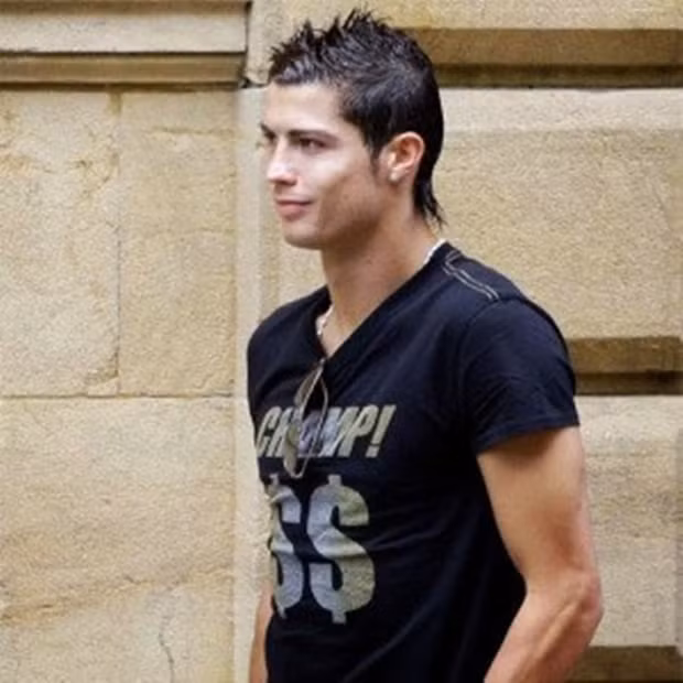 Sau khi chán ngán kiểu tóc dài, CR7 đã để tóc ngắn và dựng lên ở phần đỉnh đầu, còn phần sau gáy được anh nuôi dài. Nhiều NHM ôm bụng cười và bình luận rằng: "Nếu Ronaldo mà nhuộm tóc xanh đỏ nữa thì chẳng khác gì chú vẹt Nam Mỹ".