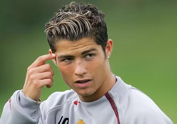  Siêu sao Cris Ronaldo thường được NHM gọi với tên thân mật là Rô "điệu" bởi mỗi khi xuất hiện, chàng cầu thủ người Bồ Đào Nha này thường xuyên có những kiểu tóc vô cùng bắt mắt.