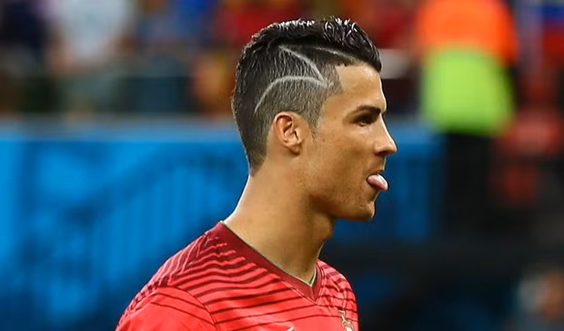 Tại World Cup 2014 trên đất Brazil, CR7 trình diễn mẫu tóc khá lạ mắt với những họa tiết hoa văn trên đầu.