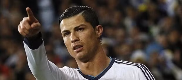 Chán với việc tóc dựng "trẻ trâu", cựu ngôi sao của Man United đã để tóc theo kiểu under cut lịch lãm và quý phái.