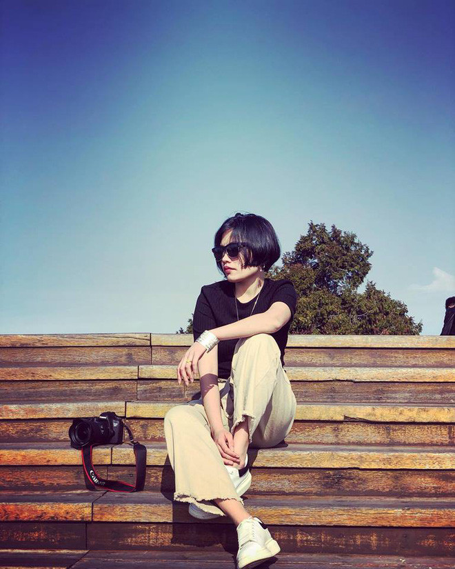 Trước khi sở hữu nhan sắc như hiện tại, Huế có những lúc mặc xấu như thảm họa, nhưng nhờ quá trình quan sát, học hỏi từ những diễn viên, người mẫu, cô biết tự đơn giản hóa phong cách ăn mặc.