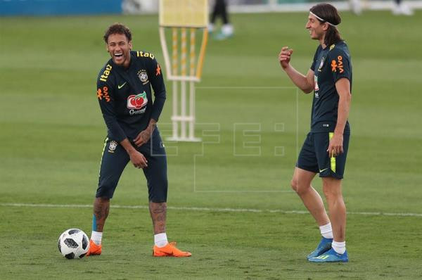 Mới đây, ban lãnh đạo của Selecao cho biết các cầu thủ thoải mái làm tình. Các tuyển thủ có thể mang vợ, người yêu vào phòng, thậm chí ban lãnh đạo còn dành vài phòng riêng để họ có những giây phút riêng tư.