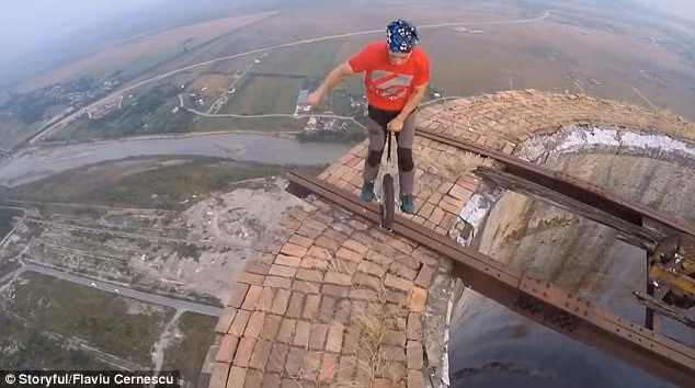 Những tấm kim loại chắn ngang "con đường" rộng chưa đầy 1 m cũng không thể làm khó anh chàng ưa cảm giác mạnh.