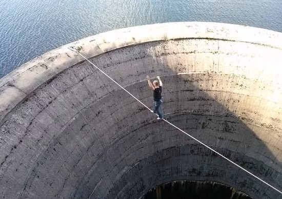 Nhiều người cho rằng hành động của Flaviu khá ngớ ngẩn, nhưng thực chất, anh là một nghệ sĩ múa rối chuyên nghiệp, có khả năng đi xe đạp một bánh điêu luyện. Anh từng thực hiện nhiều màn biểu diễn mạo hiểm ở quê nhà Rumani. Ảnh: Telegraph