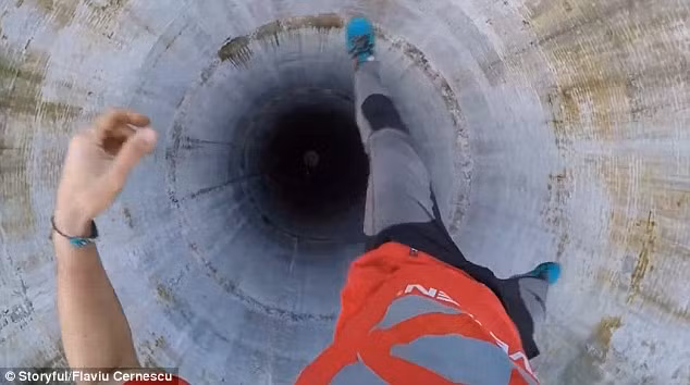 Anh chàng còn khiến người xem thót tim khi tự quay lại một số khoảnh khắc trong quá trình thực hiện thử thách mạo hiểm.