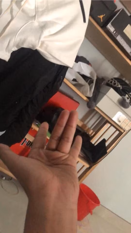 Dù đã cố gắng rất nhiều nhưng 2 ngón tay vẫn không thể chạm vào nhau.