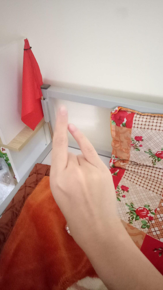 Người người nhà thi nhau chụp hình kiểu ngón út chạm ngón trỏ nhưng tất nhiên, 10 người chơi thì cũng phải 6-7 người thất bại.