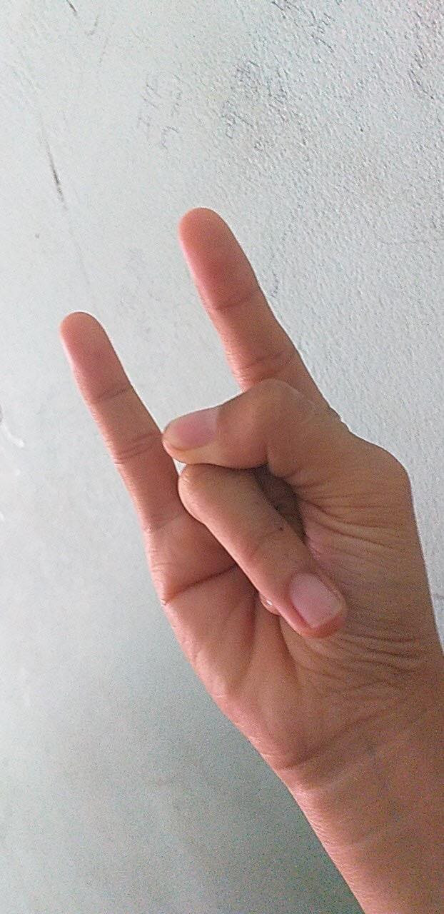 Nhưng sau tất cả, thử thách tạo dáng ngón tay đang ngày càng lan rộng và được các bạn trẻ thích thú làm theo để khoe trên trang cá nhân.