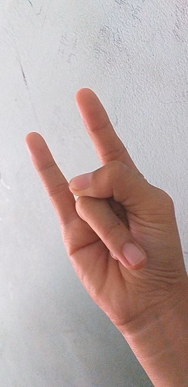 Nhưng sau tất cả, thử thách tạo dáng ngón tay đang ngày càng lan rộng và được các bạn trẻ thích thú làm theo để khoe trên trang cá nhân.