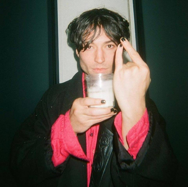 Sự sáng tạo của dân mạng dường như là bất tận, khi trào lưu này chưa hết nóng thì một trào lưu mới có tính thử thách hay ho lại xuất hiện. Còn nhớ hồi cuối năm 2018, giới trẻ từng hào hứng tham gia vào một trào lưu tương đối hack não mang tên Dele Challenge thì đầu năm 2019, thử thách mang tên tạo dáng ngón tay The Flash lại lên ngôi.