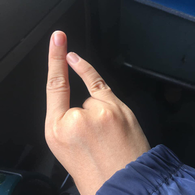 Cư dân mạng cũng hăm hở chụp ảnh theo thử thách "hack não" tạo dáng ngón tay The Flash.