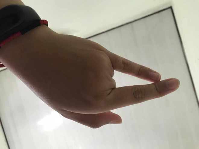 Bắt nguồn từ một bức ảnh của nam diễn viên Ezra Miller (nam chính siêu phẩm The Flash) khi anh chàng này gập 3 ngón tay là ngón cái, ngón giữa và ngón đeo nhẫn lại, trong khi đó, 2 ngón còn lại là ngón trỏ và ngón út thì vẫn hướng lên trên đồng thời chạm 2 đầu ngón vào nhau, thách thức tạo dáng ngón tay đã ra đời.