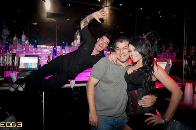 Trời đất, sống ảo là phải tạo dáng "lạ" nha.