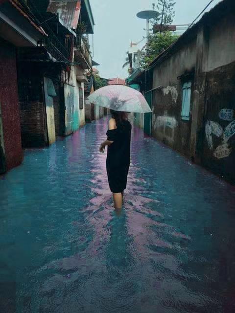 Trông như thể cô ấy đang cố vượt qua con sông nhiễm độc với màu nước xanh nhân tạo.