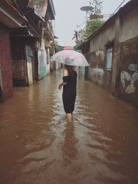 Co gai loi nuoc mua "gap hoa" khi nho chinh sua anh