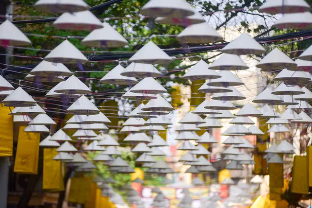 Hàng trăm chiếc nón được xếp cực đẹp trên phố Đào Duy Từ - Hà Nội.