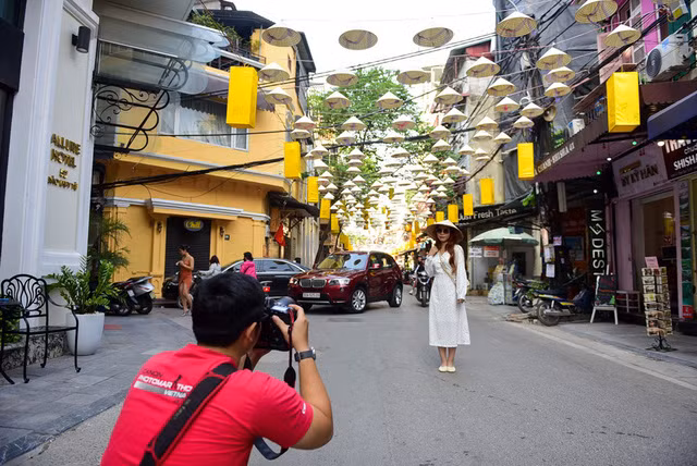 Không chỉ có giới trẻ Việt mà nhiều du khách nước ngoài đang chụp lại những bức ảnh tuyệt vời với con đường nón lá.