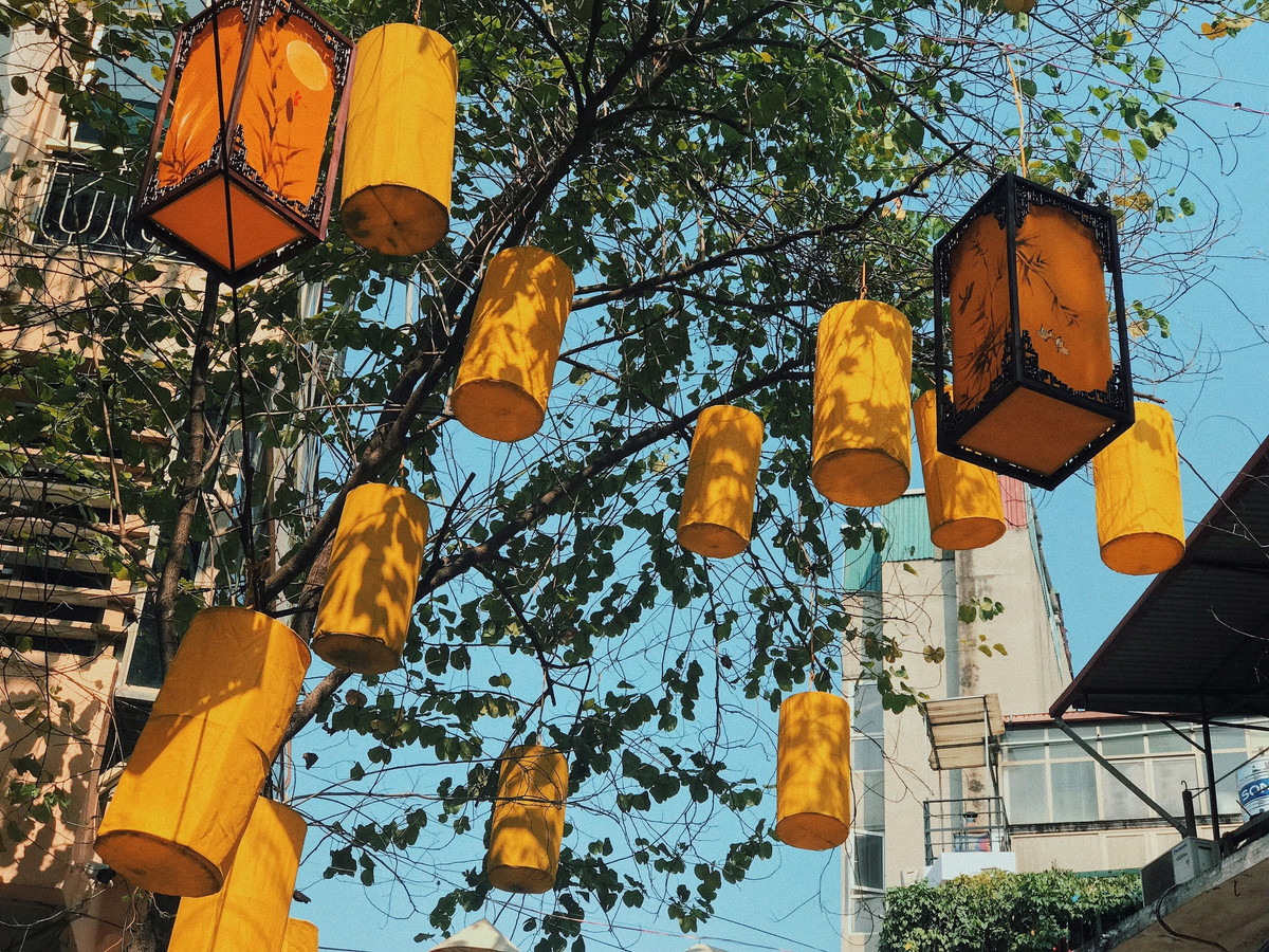 Màu vàng của những chiếc đèn lồng dưới ánh nắng muộn màng của mùa đông vô cùng đẹp và không ít những bức ảnh sống ảo của các bạn trẻ đã được thực hiện trên phố Nón - Đào Duy Từ.