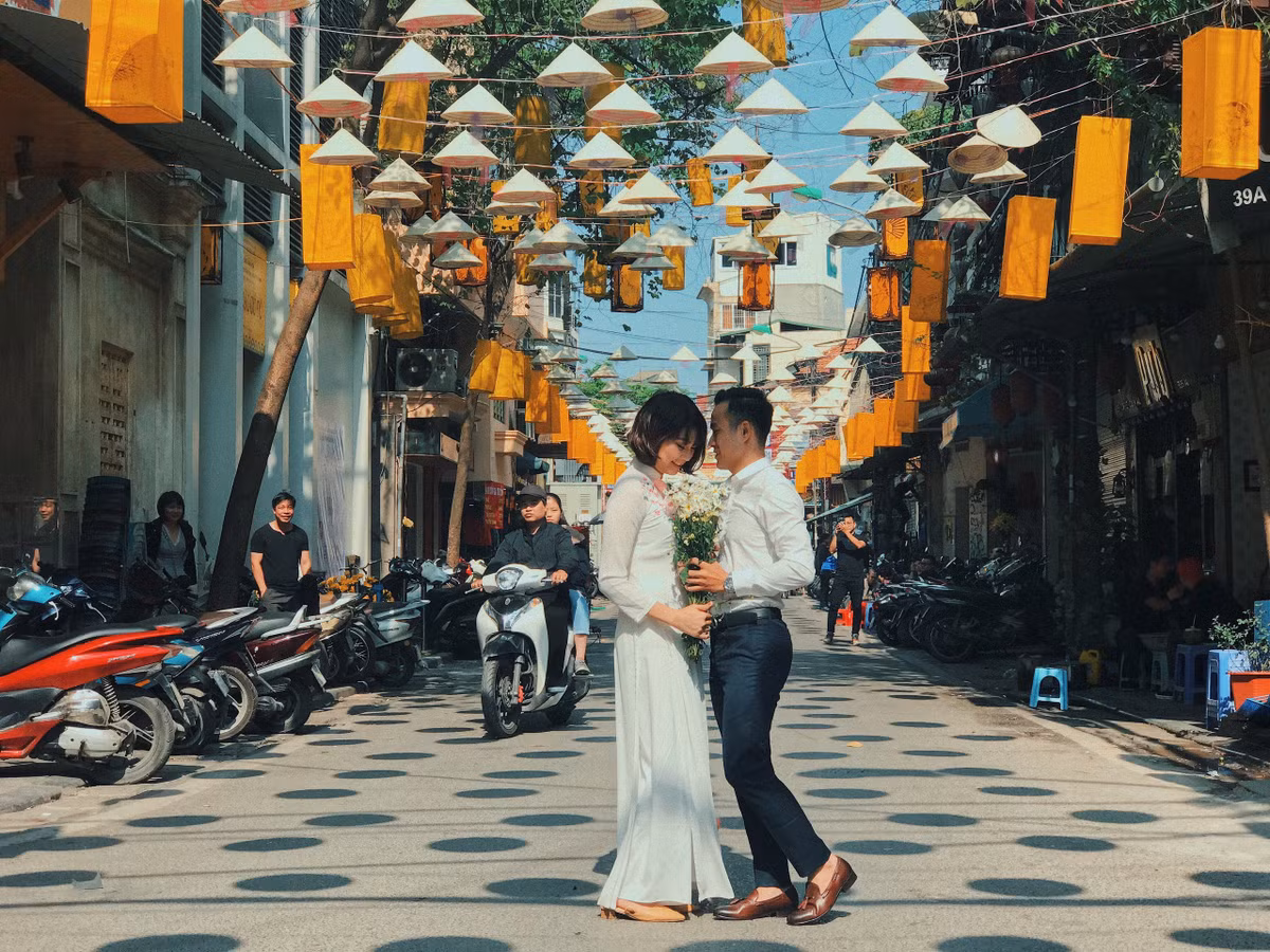 Phố Đào Duy Từ với hàng nghìn chiếc nón lá truyền thống của Việt Nam cùng rất nhiều đèn lồng in hình nghệ thuật, mang màu sắc vàng óng đẹp rực rỡ tạo thành một bức tranh đẹp lung linh giữa lòng phố cổ Hà Nội.