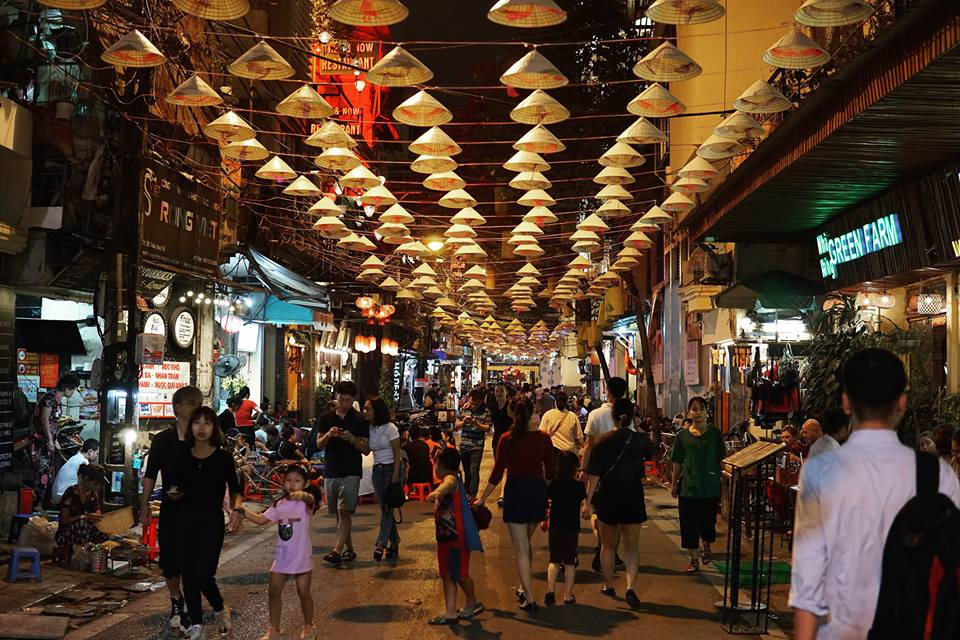 Con phố Đào Duy Từ dài hơn 200m, khi trang trí nón lá có cảm giác giống như "Hội An thu nhỏ".