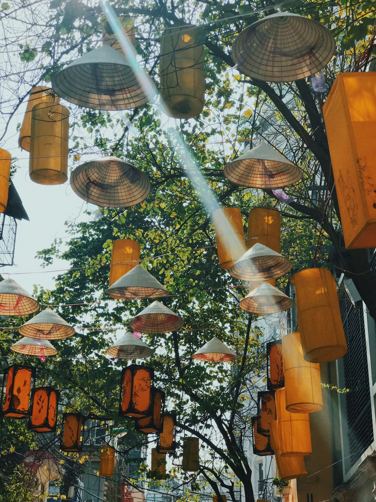 Những chiếc nón lá được treo khéo léo, thẳng hàng cùng với những chiếc nón lá trở thành khung cảnh cực nên thơ cho các bạn trẻ Thủ đô sống ảo.