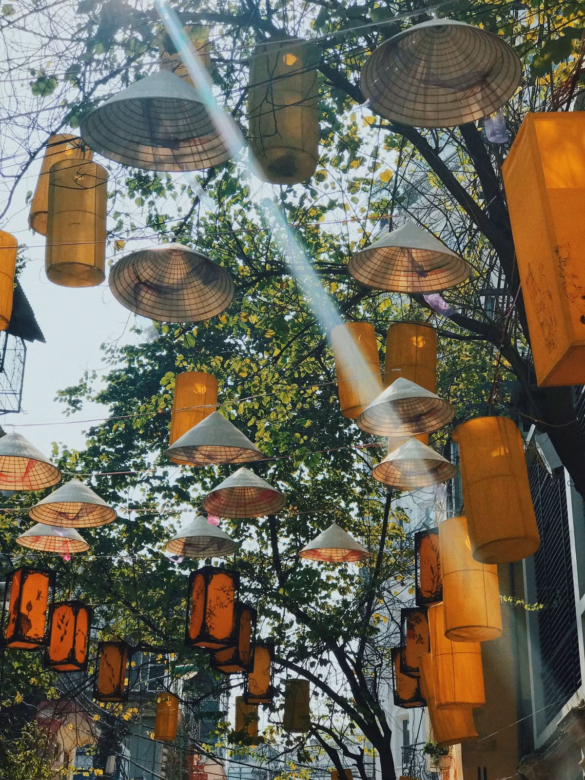 Những chiếc nón lá được treo khéo léo, thẳng hàng cùng với những chiếc nón lá trở thành khung cảnh cực nên thơ cho các bạn trẻ Thủ đô sống ảo.
