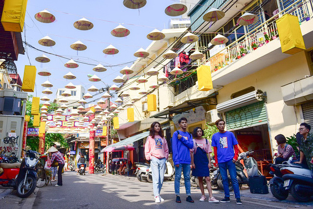 Diện mạo con phố Đào Duy Từ đã thay đổi hẳn nhờ những chiếc nón lá được sắp đặt lạ mắt. Ngoài ra, dọc hai bên phố còn có rất nhiều đèn lồng.