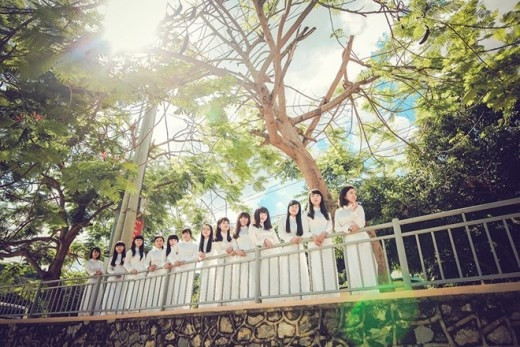 Đến nay, những bộ kỷ yếu hoành tráng giá hàng chục triệu đồng không hiếm. Ngoài chụp chung với lớp, nhiều bạn sinh viên không ngần ngại đầu tư nháy riêng, trang phục riêng cho bản thân để có thể chụp được những bộ ảnh ưng ý nhất.