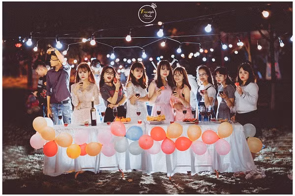 Không phủ nhận, với sự phát triển của đời sống kinh tế, ngày nay, các bộ ảnh kỷ yếu được đầu tư và có nhiều ý tưởng độc đáo. Những bộ ảnh kỷ yếu được đầu tư công phu về chất lượng, trang phục, như phác họa lên môt bức tranh sống động về tuổi trẻ- quãng thời gian đẹp nhất của đời người và không bao giờ trở lại.