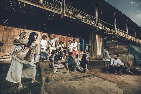 Lấy ví dụ đơn giản, để có được một bộ ảnh kỷ yếu long lanh, hoàng tráng, nghệ thuật hay nói tóm gọn là “độc – lạ”, các bạn trẻ không ngần ngại đầu tư cho mình một dàn ekip hùng hậu, các máy ảnh xịn, flycam tốn kém cùng những bộ cánh thời thượng. Các bạn hầu hết phải tự tìm chọn ekip chuyên nghiệp, thiết kế kỷ yếu để thuê làm trọn gói cho bộ ảnh của lớp mình.