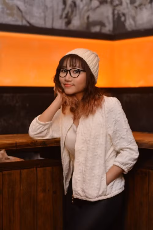 Nhiều người nhận xét rằng trước đây khi tham gia các chương trình lớn, Hoàn Mỹ bị đóng khung trong những bộ đầm nữ tính hơi sến nên trông không bắt mắt, chứ khi chuyển sang phong cách trẻ trung, hiện đại, trông cô nàng cuốn hút hơn hẳn.