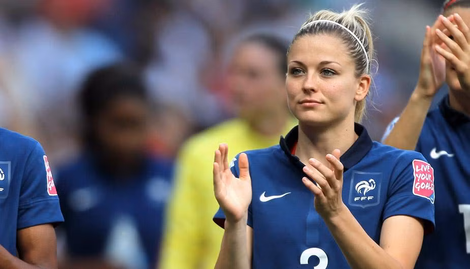 Laure Boulleau năm nay 31 tuổi và đang đầu quân cho CLB PSG. Ngoài tài năng trên sân cỏ, cô còn được biết đến như là một trong những nữ cầu thủ xinh đẹp nhất làng túc cầu.
