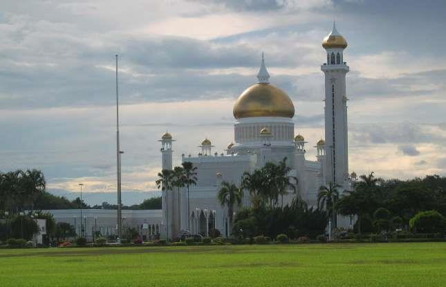 Vua Brunei nổi tiếng sống xa xỉ. Cung điện hoàng gia có tên Istana Nurul Iman trị giá 1,4 tỷ USD được xây vào năm 1984. Ông sở hữu 7.000 siêu xe với khoảng 600 chiếc Rolls-Royce và 300 chiếc Ferrari. Vua Hassanal Bolkiah từng chi đến 21.000 USD cho một lần cắt tóc. Ảnh: Flickr.