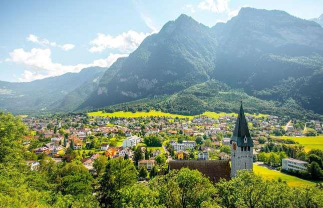 Hoàng tử không phải trả một đồng thuế nào, và kiếm được nhiều tiền nhờ vào Tập đoàn LGT, một ngân hàng tư nhân của gia đình ông. Ảnh: Shutterstock.