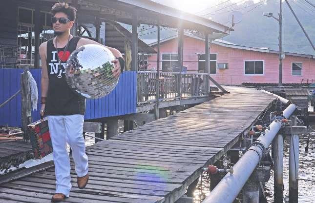 Gia tộc trở nên giàu có nhờ vào trữ lượng dầu mỏ khổng lồ của Brunei. Đức vua sở hữu khối tài sản 20 tỷ USD trong khi con trai ông - Hoàng tử Haji Abdul Azim - cũng có riêng gia tài trị giá 5 tỷ USD. Ảnh: Mysha Uzma.