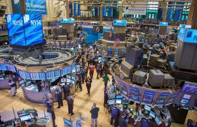 Tài sản của Hoàng gia Kuwait kiếm được chủ yếu nhờ đầu tư vào chứng khoán Mỹ. Phần lớn khoản đầu tư trong đó đã tăng phi mã trong nhiều năm qua. Năm 1991, tạp chí Time ước tính tổng giá trị tài sản này khoảng 90 tỷ USD. Ảnh: Shutterstock.