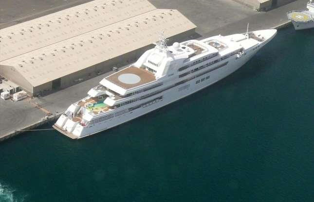 Tiểu vương này kiểm soát Tập đoàn đầu tư Dubai Holdings, sở hữu một số bất động sản xa xỉ ở châu Âu, và có riêng cho mình một trong những du thuyền lớn nhất hành tinh. Ông đã chi đến 100 triệu USD để tổ chức đám cưới đầu tiên của mình. Ngoài ra, ông cũng nổi tiếng là một người hào phóng khi đã quyên góp hàng tỷ USD cho các hoạt động thiện nguyện. Ảnh: Nakheel.